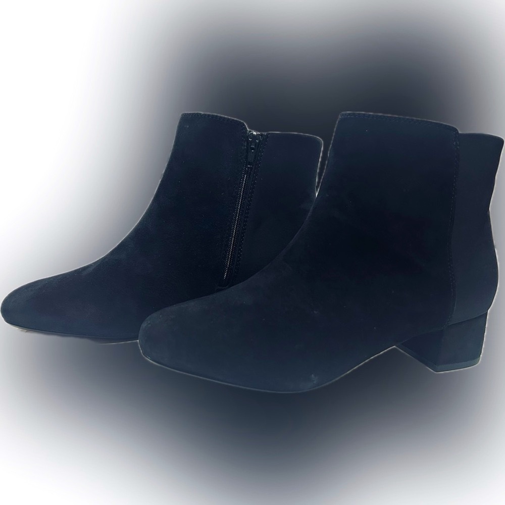 EUC Clarks SZ 9 black suede & fabric ankle boot with inside zipper.